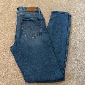 Levi’s 721 high rise skinny jean size 26
Knee tears